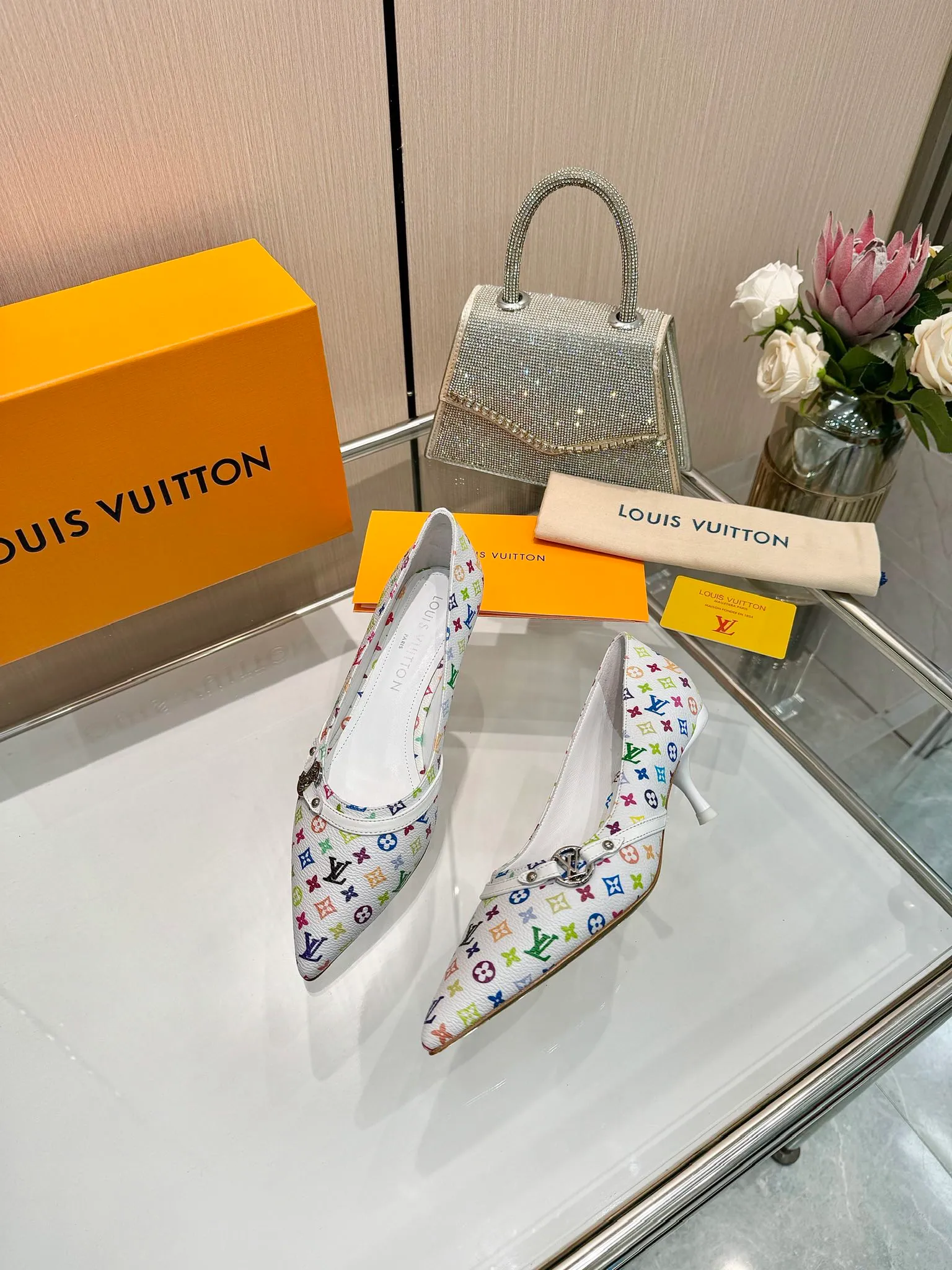 👟👟Ex-factory price 640👟👟Purchase level], Louis Vuitton 2025 official website early spring series! Perfect last shape, new pointed toe🆕, the official website is updated simultaneously. The small pointed toe is matched with a hollow leather strip and a small square buckle to adjust the elasticity. LV hardware "logo" is embellished. It is full of details and a visual feast. 💯It is difficult to conceal the elegant temperament of LV. It is comfortable and easy to wear, and full of femininity. The new original reverse mold last has the ultimate 1:1 shape, exquisite workmanship, and imported high-end fabrics showing exquisite texture! Fabric: Imported lambskin, cow patent leather/Presbyopia/denim. High-quality soft sheepskin lining. Feet: imported goatskin, Italian genuine leather outsole. 5.5 lacquered heels. Number of yards: 34-41 (34.40, 41, customization is non-returnable and non-exchangeable)